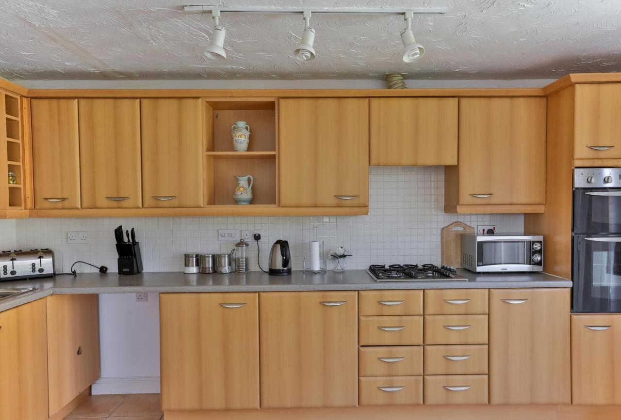Kvm - Highclere House For Large Groups With Parking By Kvm Stays ハンプトン エクステリア 写真